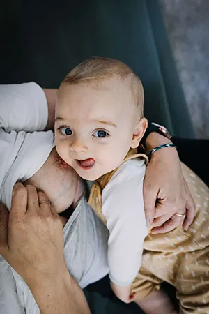 fkf_franziska_kestel_fotografie_familienfotografie_familienreportage_stillen-swiper-300