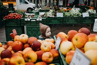 fkf_franziska_kestel_fotografie_familienfotografie_familienreportage_wochenmarkt_spaziergang-4-swiper5-400