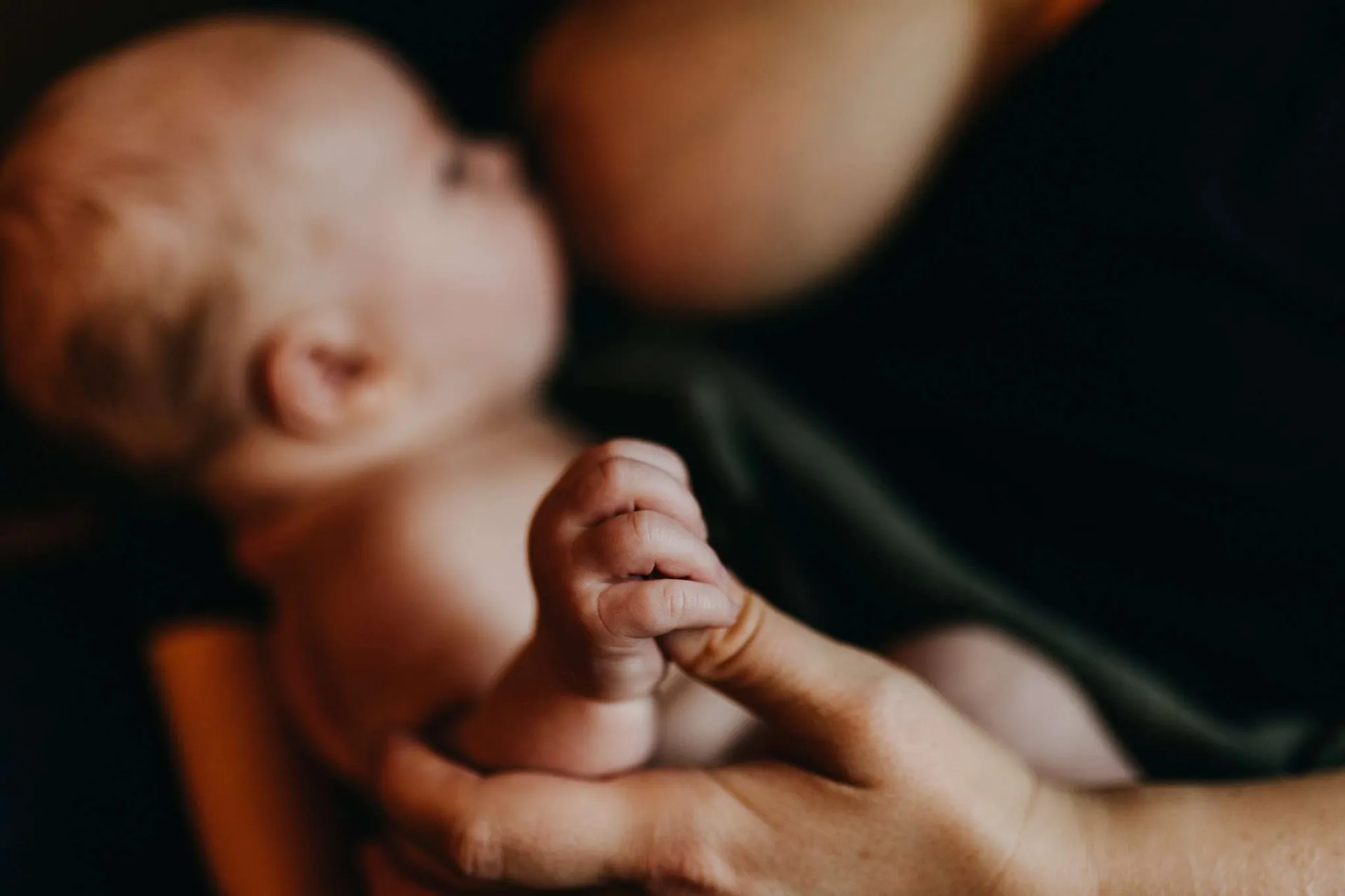 fkf_franziska_kestel_fotografie_familienfotografie_wochenbett-web-swiper-1920